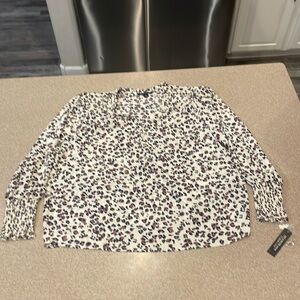 Women’s Sac and Rachel V-neck blouse 1X.